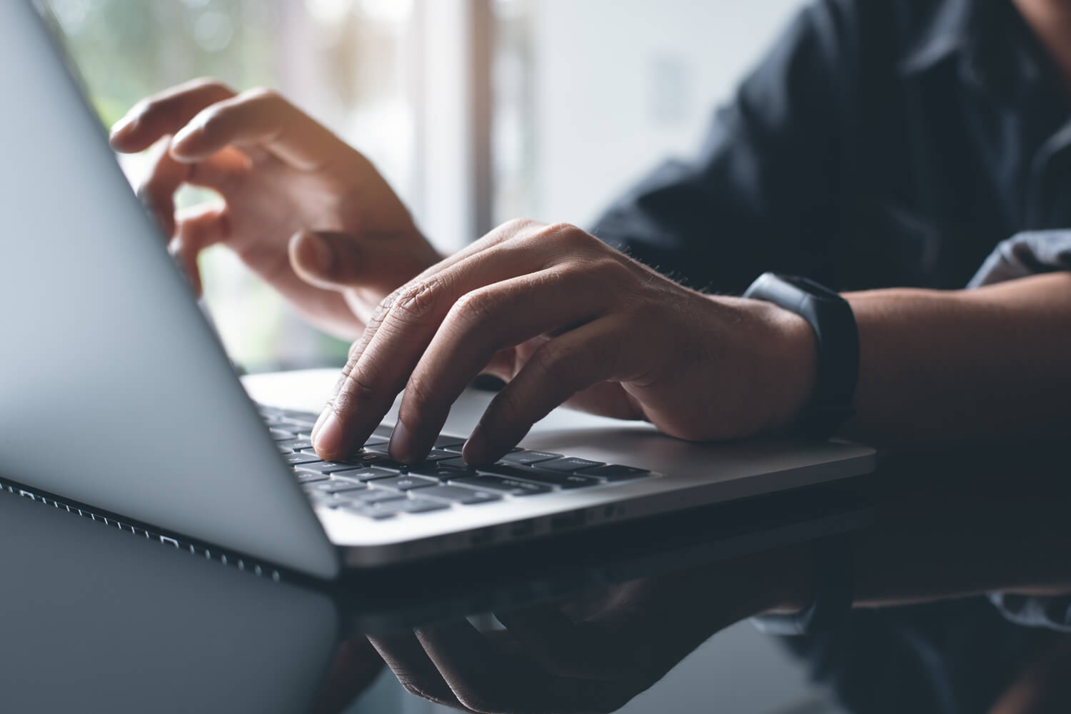 Générique Homme Ordinateur Connectée