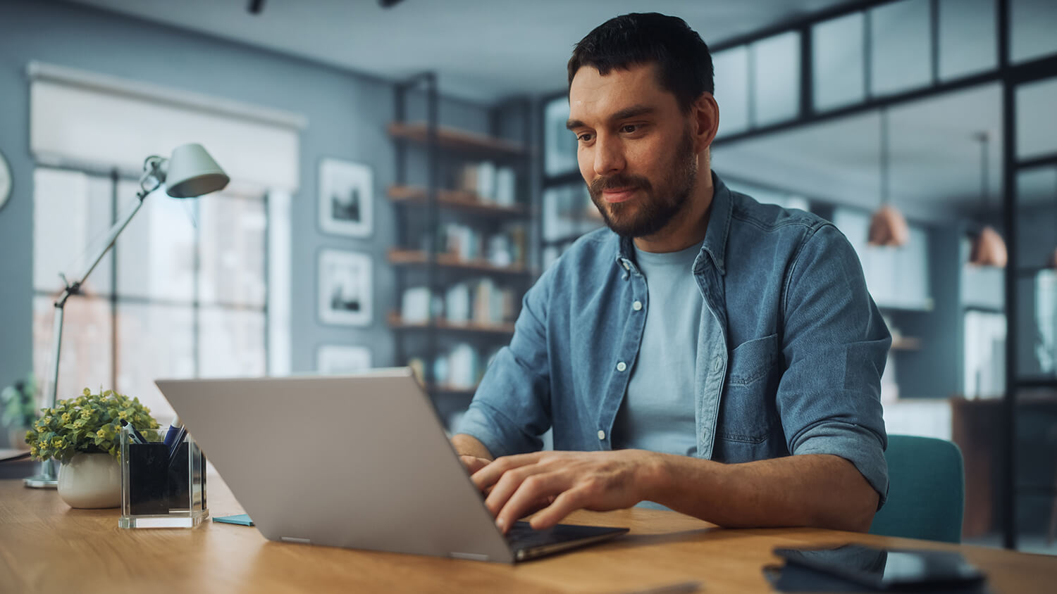 Homme travail Ordinateur Bureau Etudes