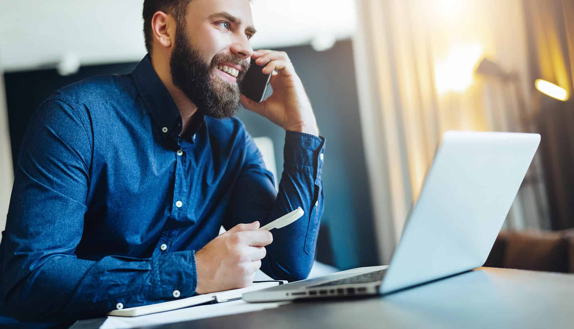 Travail Homme Ordinateur Portable